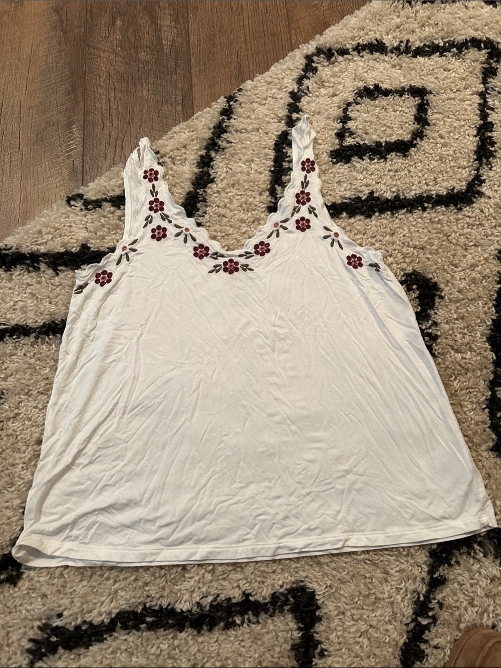 AEO White Floral-Embroidered Tank Top - Women's Sleeveless Cami